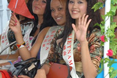 Các mỹ nhân diễu hành quanh đảo Tam Á