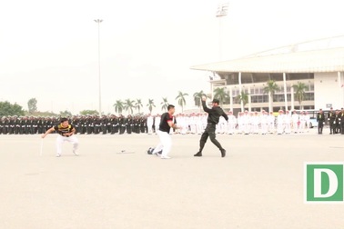 Chiến sĩ CSCĐ đối kháng hai đối tượng