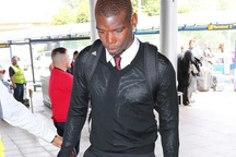 Đào tẩu bất thành, Pogba và Lukaku lầm lũi đi du đấu cùng MU