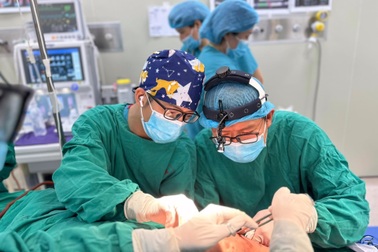 Bé gái 7 tuổi bị thang tời đập vào mặt dẫn đến vỡ xương ổ răng