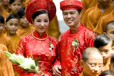 Người trẻ hân hoan trong đám cưới trầm mặc nơi cửa Phật