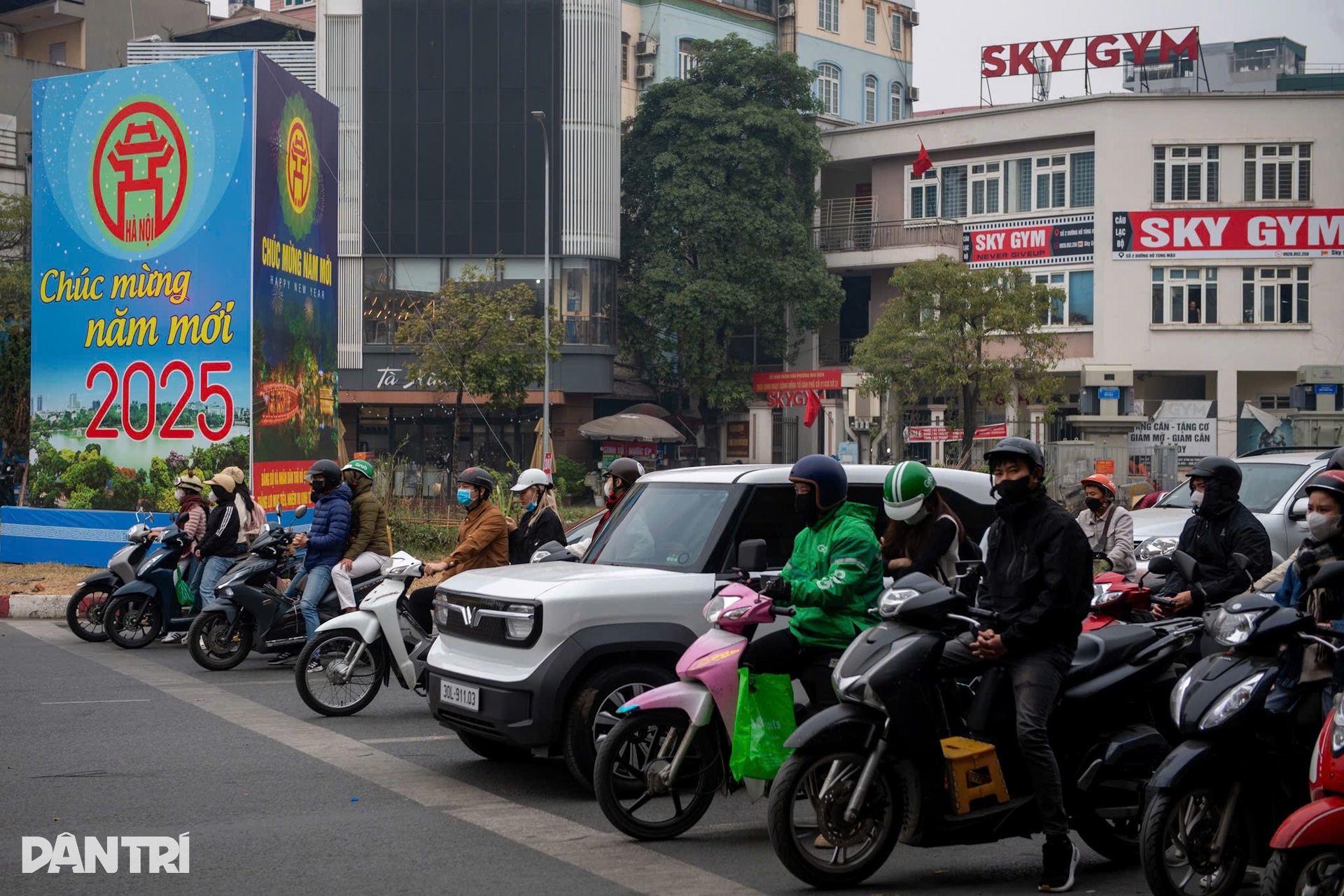 Những dòng xe cộ ngay hàng, thẳng lối trên khắp các ngã tư Hà Nội - 12 Những dòng xe cộ ngay hàng, thẳng lối trên khắp các ngã tư Hà Nội - 12