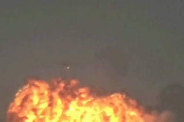 Khoảnh khắc máy bay chiến đấu Ấn Độ thả bom sau khi chim lao vào động cơ