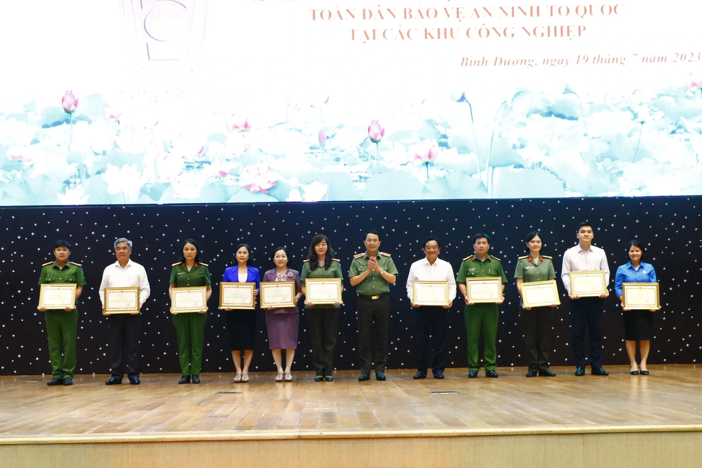 Gần 20.000 công nhân Bình Dương tham gia Đội xung kích ANTT - 4 Gần 20.000 công nhân Bình Dương tham gia Đội xung kích ANTT - 4