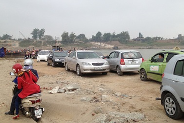 Đầu năm suýt tắc đường dưới... đáy sông Hồng