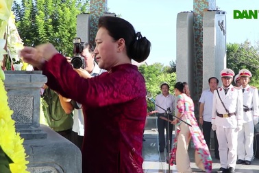 Lễ đang hương tại Tượng Đài Bà mẹ Việt Nam anh hùng