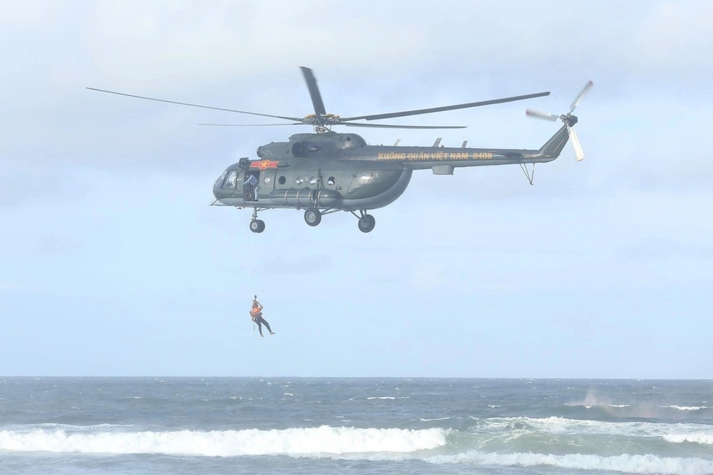Trực thăng diễn tập tìm kiếm, cứu nạn máy bay rơi ở vùng biển Gia Lai - 1