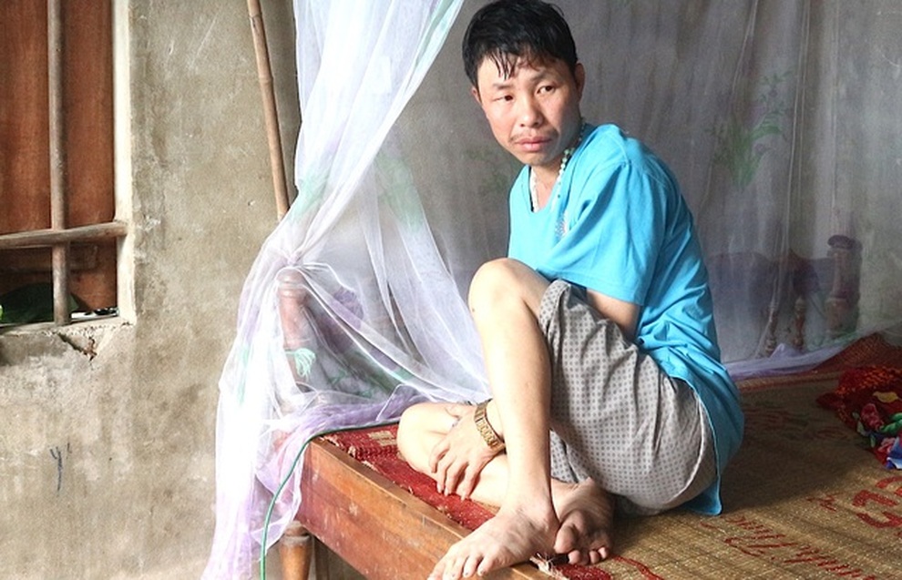 Nữ sinh nghẹn ngào xin nghỉ học kiếm tiền chữa bệnh cho cha - 1 Nữ sinh nghẹn ngào xin nghỉ học kiếm tiền chữa bệnh cho cha - 1