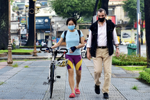 Sáng nay, người dân ở TPHCM thoải mái ra đường vì trời mát dịu