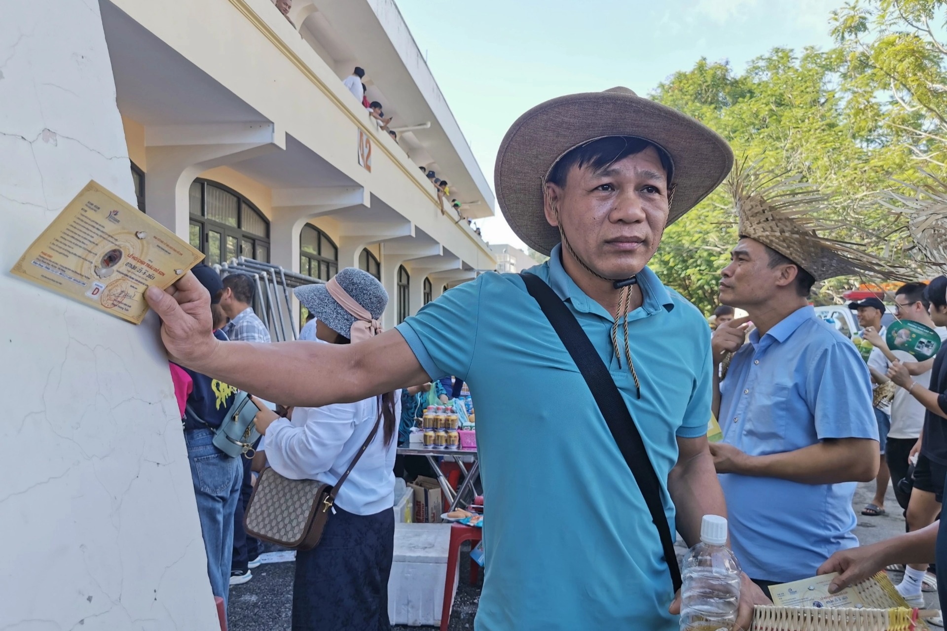 Chọi trâu Đồ Sơn: Bên ngoài có vé không được vào, ở trong ngạt thở chen ra - 2