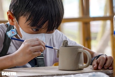 Phụ huynh cùng con trẻ trải nghiệm làm gốm tại TPHCM