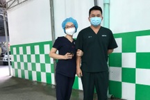 Cặp đôi điều dưỡng hoãn cưới, vào tâm dịch Covid-19 đúng ngày kết hôn