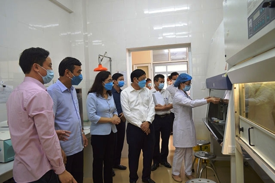 Quảng Bình: Xét nghiệm khẩn cấp 5 người tiếp xúc với ca nhiễm Covid – 19 - 2 Quảng Bình: Xét nghiệm khẩn cấp 5 người tiếp xúc với ca nhiễm Covid – 19 - 2