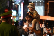 Người dân đổ về trung tâm TPHCM xem hợp luyện diễu binh đại lễ 30/4