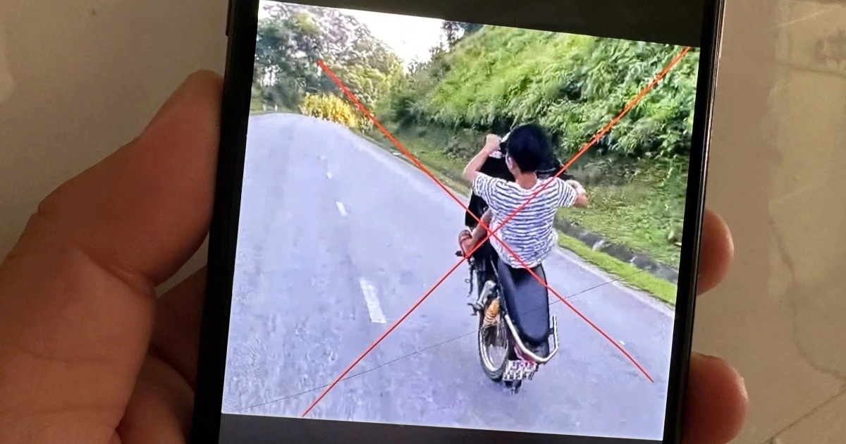 Thiếu niên 15 tuổi lái xe máy bằng một bánh ở Đồng Nai