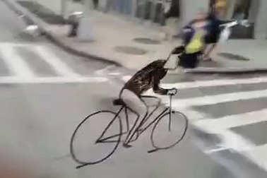 Hình vẽ người đàn ông đạp xe ấn tượng