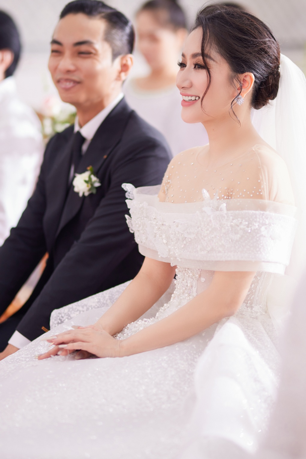 Con trai 7 tuổi có cử chỉ gây xúc động tại lễ cưới Khánh Thi - Phan Hiển - 10 Con trai 7 tuổi có cử chỉ gây xúc động tại lễ cưới Khánh Thi - Phan Hiển - 10