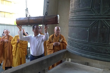 Chủ tịch UBND TPHCM Nguyễn Văn Được cử 3 hồi chuông tại chùa Vĩnh Nghiêm