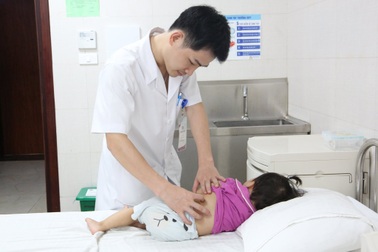 Bé gái có 3 quả thận và 3 ống niệu quản