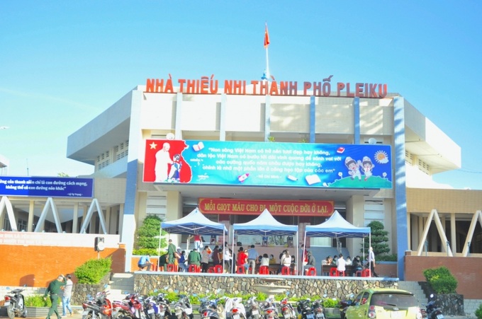 Từ sáng sớm, đông đảo các tầng lớp nhân dân thành phố Pleiku đã đến tham gia hiến máu nhân đạo