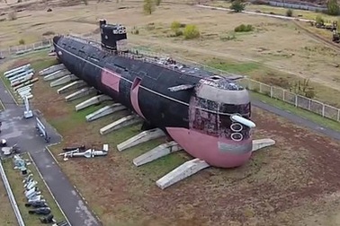 Tàu ngầm tấn công vang bóng một thời “phơi mình” trên cạn