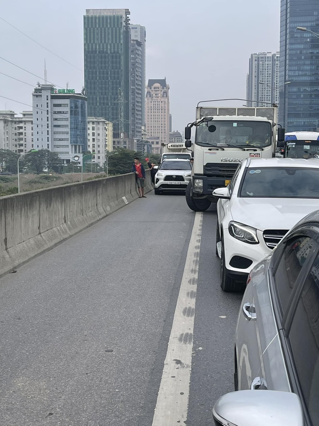 Bịt lối ô tô chạy ở làn khẩn cấp: Anh hùng hay đang đúng thành sai? - 1