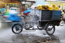 Xe ba gác gắn bình xăng tự chế bốc cháy trên đường