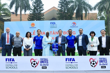 Lễ trao tặng bóng - Chương trình Tập huấn bóng đá học đường FIFA