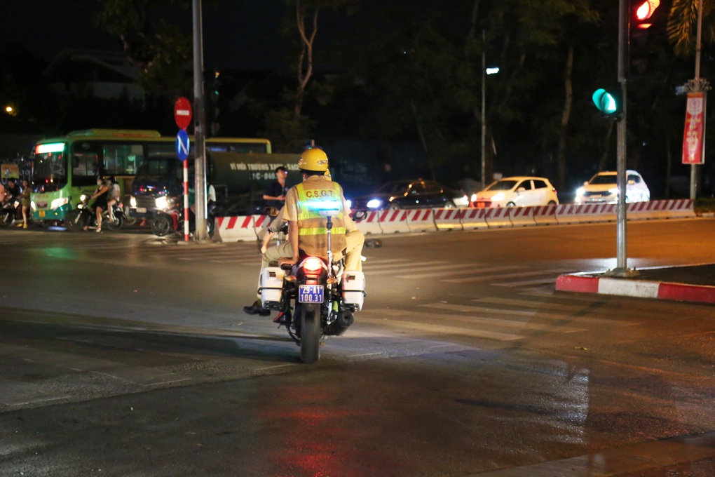 Hà Nội: CSGT hóa trang gần quán nhậu, xử lý ma men lái ô tô - 3 Hà Nội: CSGT hóa trang gần quán nhậu, xử lý ma men lái ô tô - 3
