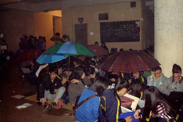 Sinh viên thức trắng đêm lạnh đăng ký tín chỉ