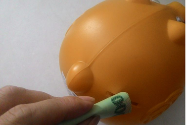 Trẻ bất mãn khi phụ huynh đòi giữ tiền lì xì