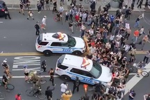 Video xe cảnh sát Mỹ lao vào đám đông biểu tình