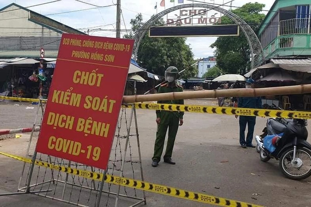 Thần tốc lấy mẫu hơn 1.500 người đi chợ đầu mối Vinh - 2 Thần tốc lấy mẫu hơn 1.500 người đi chợ đầu mối Vinh - 2