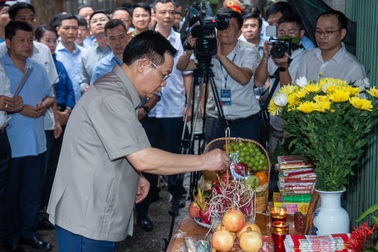 Chủ tịch Quốc hội thị sát hiện trường vụ cháy chung cư mini