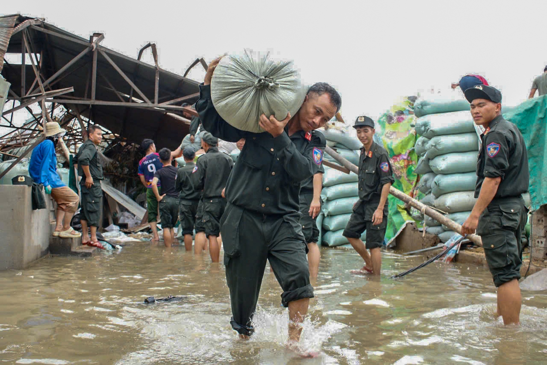 CSCĐ cùng người dân khắc phục hậu quả bão Bualoi - 9 CSCĐ cùng người dân khắc phục hậu quả bão Bualoi - 9