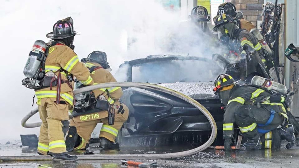 Đi đổ xăng, siêu xe McLaren 765LT cháy thành tro - 7 Đi đổ xăng, siêu xe McLaren 765LT cháy thành tro - 7