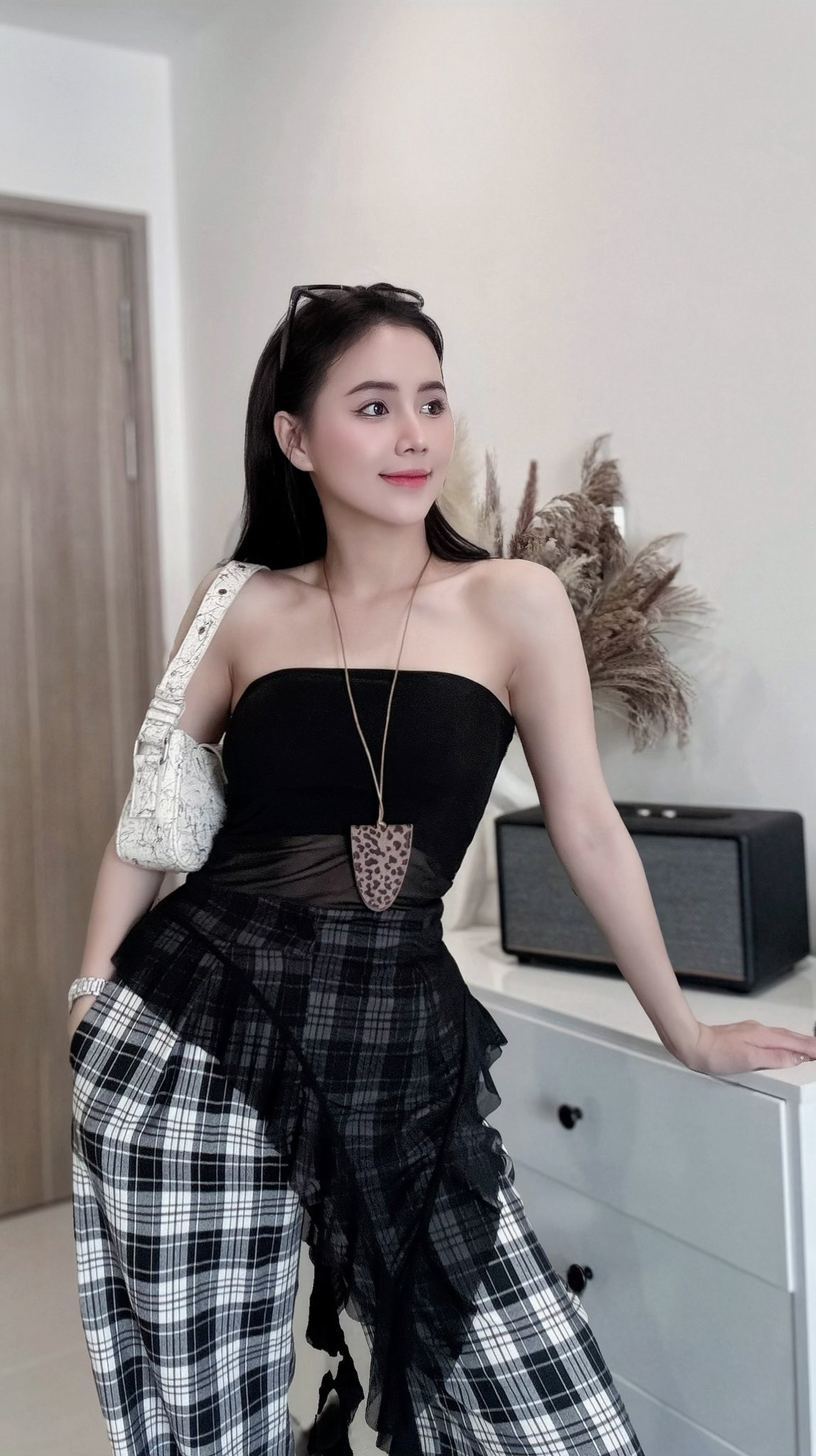 Sắc vóc gợi cảm, thời trang trẻ trung ở tuổi 30 của Minh Thu phim VTV - 15