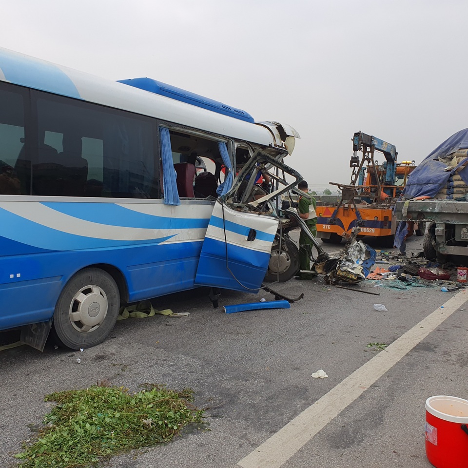 Hiện trường hãi hùng vụ tai nạn làm 1 người chết, 21 người bị thương - 2 Hiện trường hãi hùng vụ tai nạn làm 1 người chết, 21 người bị thương - 2