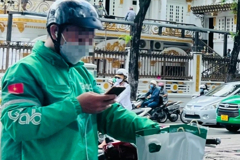Acabou de entrar na escola e o novo aluno quer imediatamente dirigir um mototáxi - 1 Vừa nhập học, tân sinh viên muốn lao ngay đi chạy xe ôm công nghệ - 1