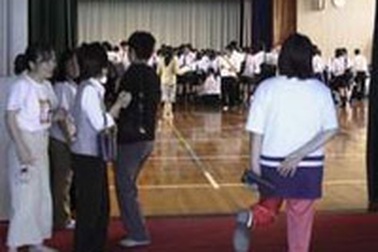 Nhật Bản: Học sinh ném chất nổ vào lớp học