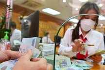 Tài sản trên sàn của mẹ, vợ và con gái một chủ tịch ngân hàng tăng