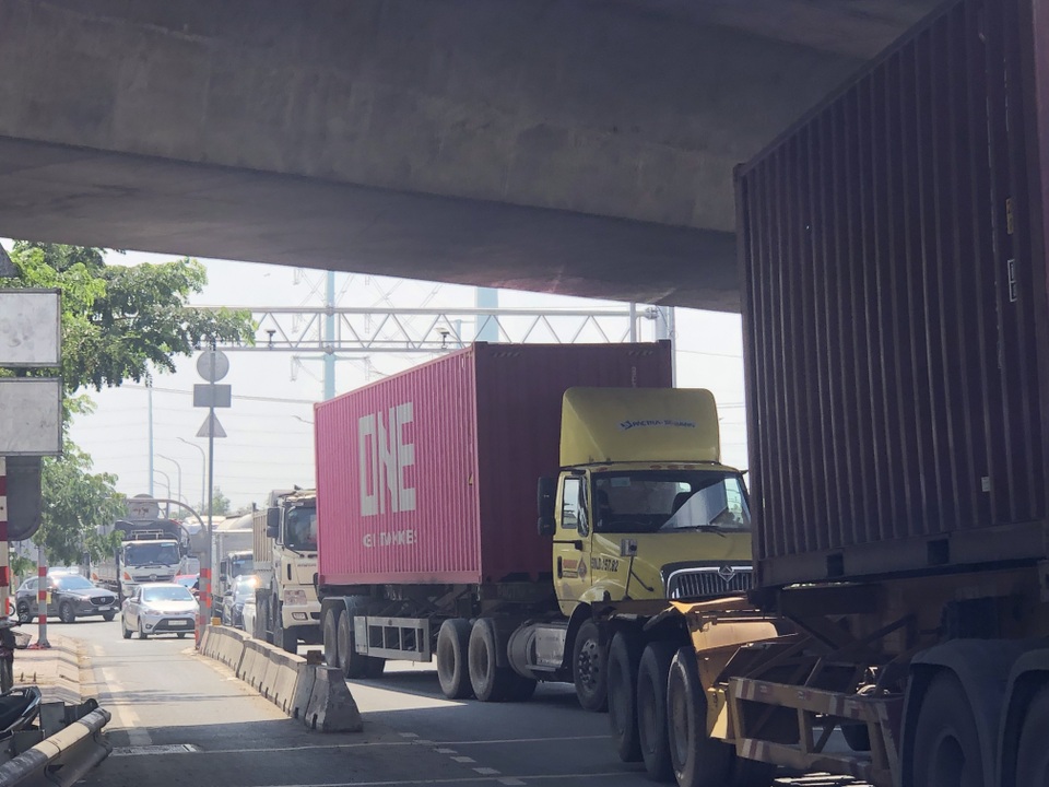 Người đàn ông bị cuốn vào gầm xe bồn tại điểm đen tai nạn, tử vong - 3 Người đàn ông bị cuốn vào gầm xe bồn tại điểm đen tai nạn, tử vong - 3