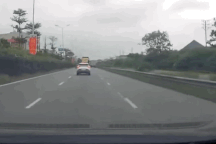 Bị lốp xe khác tấn công, tài xế có hành động khiến cư dân mạng "ngả mũ"