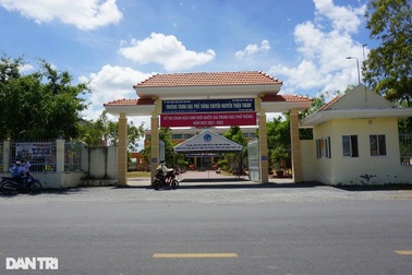 Vụ thầy giáo bị tố xâm hại nhiều nam sinh: Làm việc với 2 người gửi đơn