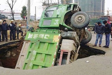 Xuất hiện hố tử thần “nuốt” xe tải tại Trung Quốc