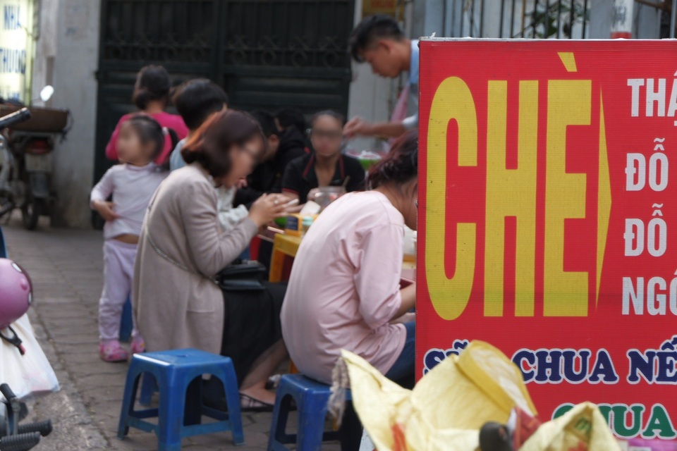 Nghịch lý của người Việt: Sốt sắng mua khẩu trang vì ô nhiễm, thản nhiên ăn uống ở lề đường đầy bụi - 11 Nghịch lý của người Việt: Sốt sắng mua khẩu trang vì ô nhiễm, thản nhiên ăn uống ở lề đường đầy bụi - 11