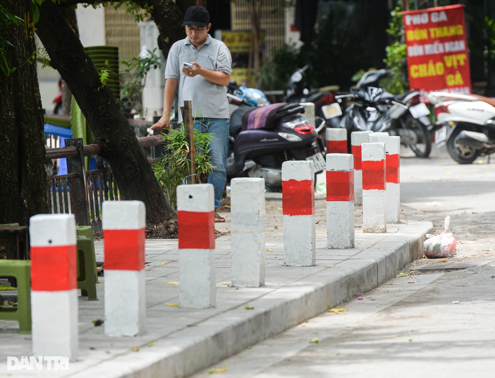 Hà Nội: Cọc bê tông mọc quanh hồ Văn Chương để ngăn lấn chiếm vỉa hè - 7 Hà Nội: Cọc bê tông mọc quanh hồ Văn Chương để ngăn lấn chiếm vỉa hè - 7
