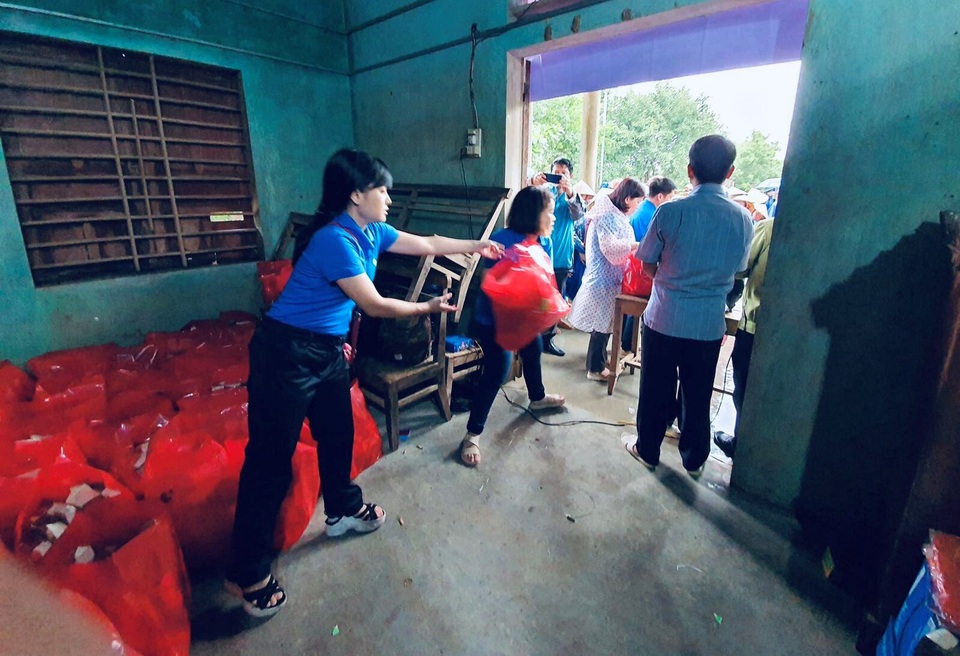 Novaland trực tiếp đến thăm hỏi người dân vùng lũ - 3 Novaland trực tiếp đến thăm hỏi người dân vùng lũ - 3