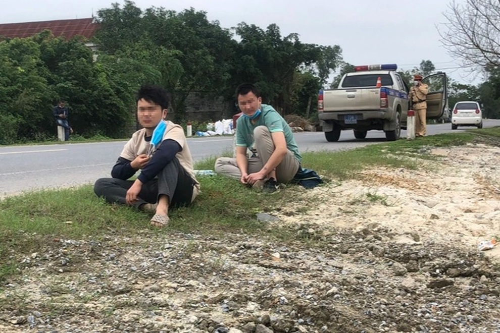 Bắt giữ hai người Trung Quốc nhập cảnh trái phép, trốn cách ly Covid-19 - 1 Bắt giữ hai người Trung Quốc nhập cảnh trái phép, trốn cách ly Covid-19 - 1