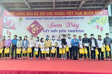 Quảng Ngãi: Sẻ chia yêu thương với người lao động khó khăn dịp Tết
